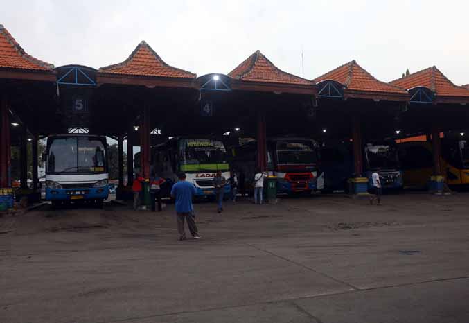 TUNGGU PENUMPANG: Sejumlah bus ngetem di Terminal Bayuangga Kota Probolinggo. Jumlah penumpang meningkat sejak H-7 Lebaran. (Foto: Zainal Arifin/Jawa Pos Radar Bromo)