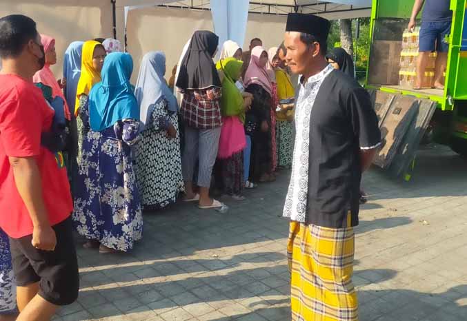 BERBARIS: Masyarakat mengantre membeli bahan pokok murah di depan Alun-alun Kraksaan, Selasa (18/4) sore. (Foto: Agus Faiz Musleh/Jawa Pos Radar Bromo)