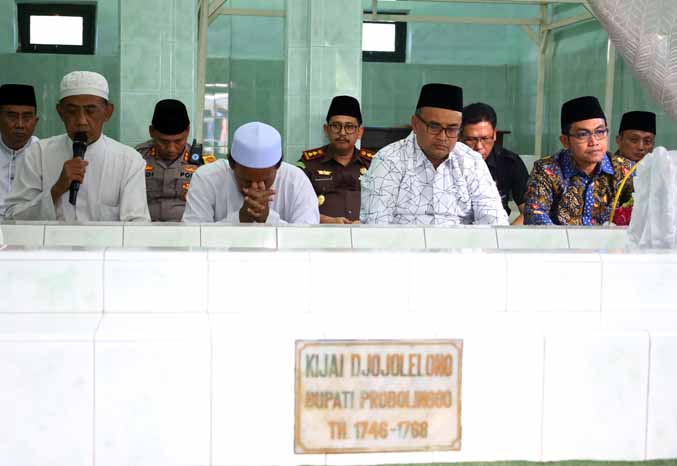 TAHLIL: Forkopimda Kabupaten Probolinggo dan sejumlah pejabat saat ziarah ke makam Kiai Djojolelono, Selasa (18/4) sore. (Foto: Zainal Arifin/Jawa Pos Radar Bromo)