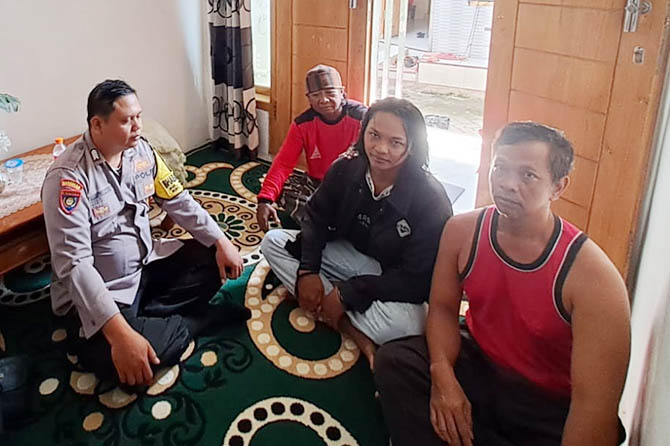 SUDAH KEMBALI: Azis saat pulang ke rumahnya. (Polsek Gadingrejo for Jawa Pos Radar Bromo)