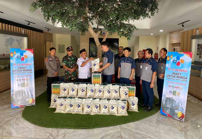 PAKET UNTUK WARGA: Vice President Director Yoon Taesang di dampingi manajemen menyerahkan secara simbolis paket warga kepada Camat Rejoso Purwo Putro A. (Foto : PT CJI for Jawa Pos Radar Bromo)