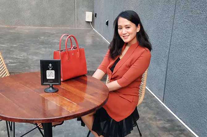 PANDAI MEMADUPADANKAN: Gaya Marinda Devi dengan outfit yang sering digunakannya saat bekerja. (Foto: Fahrizal Firmani/Jawa Pos Radar Bromo)
