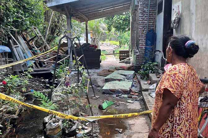 RUSAK: Kamar depan rumah Sholihin, 50, jebol temboknya dan atapnya hancur. Di kamar inilah petugas menemukan sisa mercon yang belum meledak. (Foto: Fahrizal Firmani/Jawa Pos Radar Bromo)