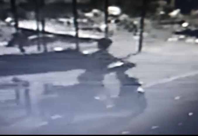 Salah satu pelaku saat membawa motor korban dari MPP. (Screenshoot)
