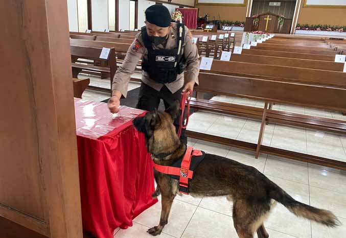 SEK SEMUA SUDUT: Personel Polres Probolinggo Kota memeriksa sudut gereja Kristus Tuhan di Jalan Suroyo Jumat (7/4). (Foto: Humas Polres Probolinggo Kota for Jawa Pos Radar Bromo)