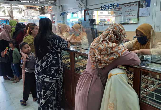 DIPILIH: Sejumlah konsumen memilih perhiasan emas di Toko Emas Nawawi, Kota Probolinggo. (Fahrizal Firmani/Jawa Pos Radar Bromo)