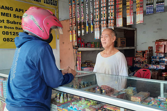 TRANSAKSI: Salah seorang konsumen berbelanja kembang api di salah satu toko kembang api di Kota Probolinggo. (Fahrizal Firmani/Jawa Pos Radar Bromo)