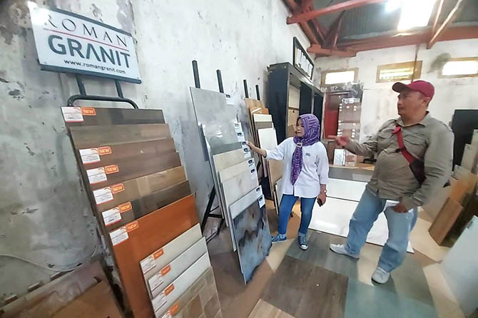 SUPERLENGKAP: Keramik berbagai merek dengan variasi ukuran dan desain saat ini ditawarkan supermurah dalam Ramadan Super Sale Awal Tahun di GI Keramik. (Erri Kartika/Radar Bromo)