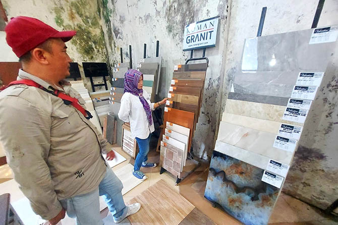 SUPERLENGKAP: Keramik berbagai merek dengan variasi ukuran dan desain saat ini ditawarkan supermurah dalam Ramadan Super Sale Awal Tahun di GI Keramik. (Erri Kartika/Radar Bromo)