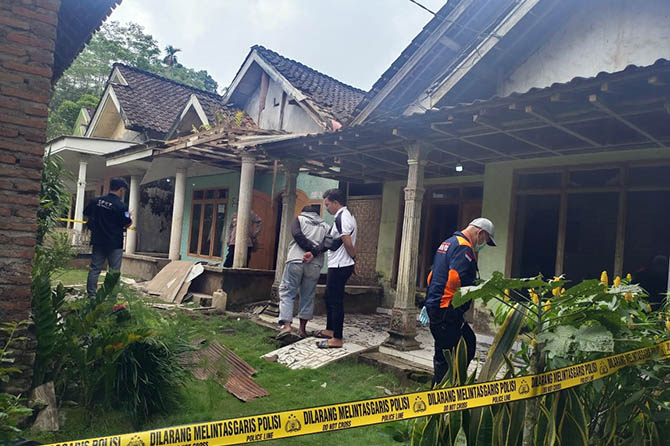 OLAH TKP: Petugas Polsek Tiris dan Tim Iden Polres Probolinggo saat olah TKP di rumah Siban yang dilempar mercon di Desa Jangkang, Kecamatan Tiris. Korban mencabut laporan tersebut, sehingga kasusnya tidak dilanjutkan. (Foto: Achmad Arianto/Jawa Pos Radar
