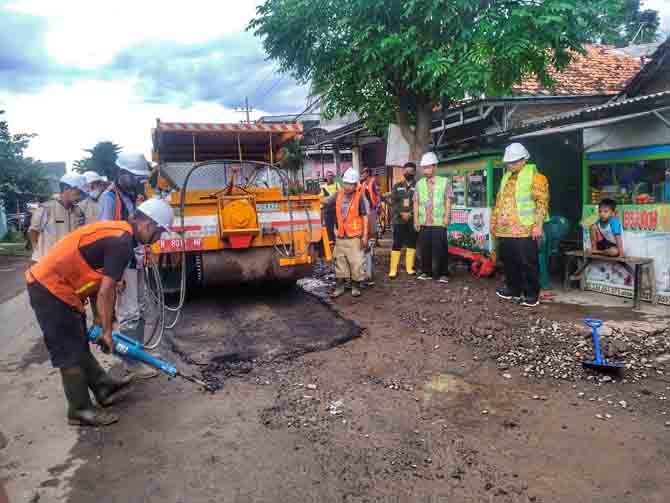 DIBENAHI: Para pekerja sedang memperbaiki ruas jalan Maron - Pekalen, Kecamatan Maron. Perbaikan ini ditargetkan selesai sebelum hari raya. (Foto : Achmad Arianto/Jawa Pos Radar Bromo)