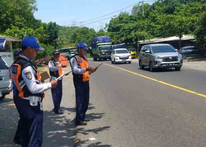 PANTAU : Sejumlah petugas dari Dinas Perhubungan Kabupaten Probolinggo, memantau volume kendaraan di ruas Jalur Pantura, Kecamatan Paiton, Sabtu (1/4). (ACHMAD ARIANTO JAWA POS RADAR BROMO)
