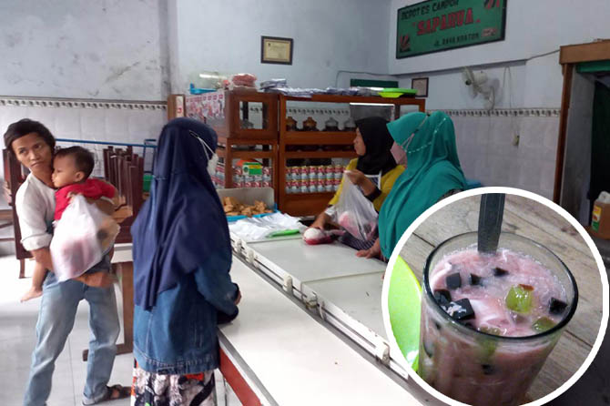 DISUKAI: Suasana warung Saparua di Jalan Raya Kraton, Kelurahan Karangketug, Kecamatan Gadingrejo, Kota Pasuruan yang menjual es campur khas sejak 1979. Inset es campur saparua. (Mukhamad Rosyidi/jawa Pos Radar Bromo)