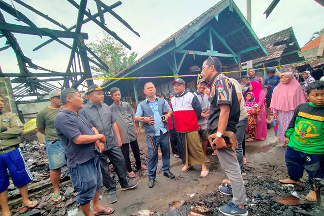TINJAU: Pimpinan DPRD Kabupaten Pasuruan saat meninjau kondisi Pasar Gondanglegi usai dilalap api, Jumat (31/3). (Iwan Andrik/Radar Bromo)