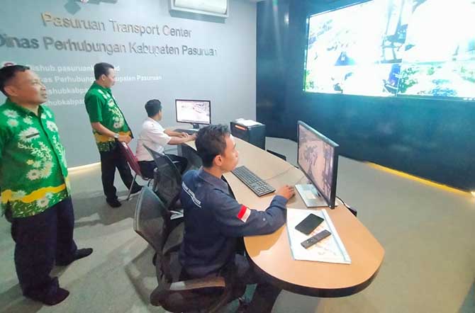 PANTAU: Petugas pemantau CCTV di Pasuruan Transport Centre (PTC) Dishub Kabupaten Pasuruan memantau rekaman CCTV. Tahun ini, Dishub berencana menambah 2 titik baru. Di bundaran Apollo dan exit tol Sidowayah. (Dishub for Radar Bromo)