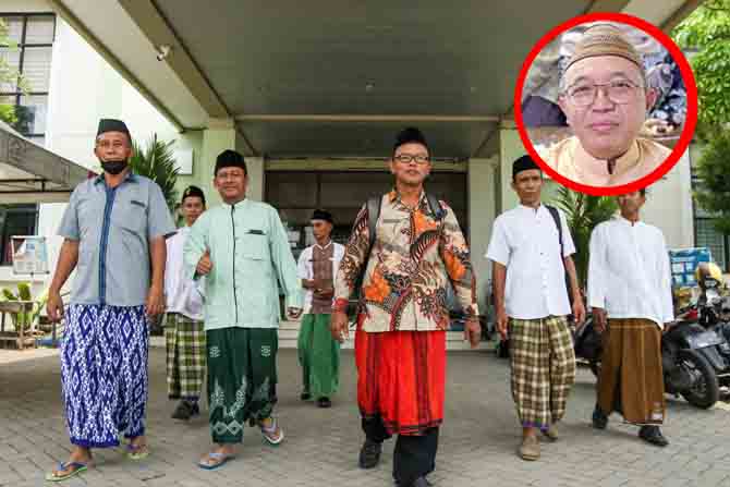 SEPERTI SANTRI: Pegawai di Dispendik yang bersarung, di depan kantornya Jumat (31/3) pagi. Inset, Abdullah Sodiq, Ketua MUI Kota Pasuruan. (Foto: M Zubaidillah/Jawa Pos Radar Bromo)