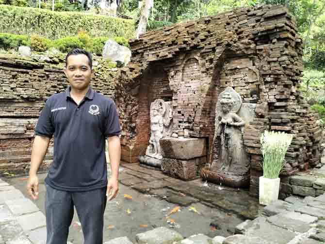 PENGABDIAN: Astono sudah mengabdi sebagai jupel Candi Belajan selama 27 tahun. (Rizal  Syatori /Jawa Pos Radar Bromo)