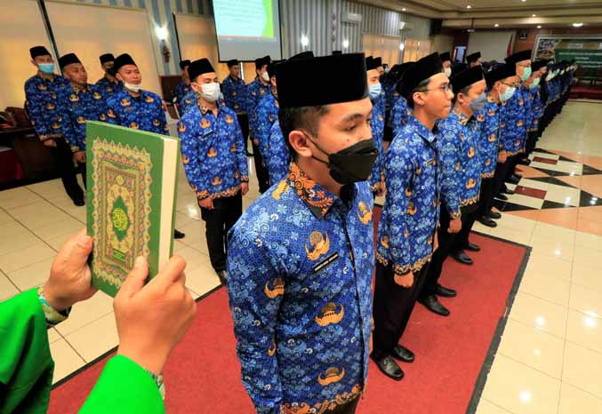 AKHIRI PENANTIAN: Ratusan CPNS di Pemkot Probolinggi yang sore kemarin dilantik menjadi PNS. (Foto: Kominfo for Jawa Pos Radar Bromo)