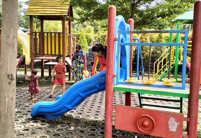 HARUS TERPENUHI: Sejumlah bocah bermain di Alun-alun Kraksaan. Pemkab Probolinggo berupaya menaikkan status kabupaten layak anak di tahun ini. (Foto: dok Jawa Pos Radar Bromo)