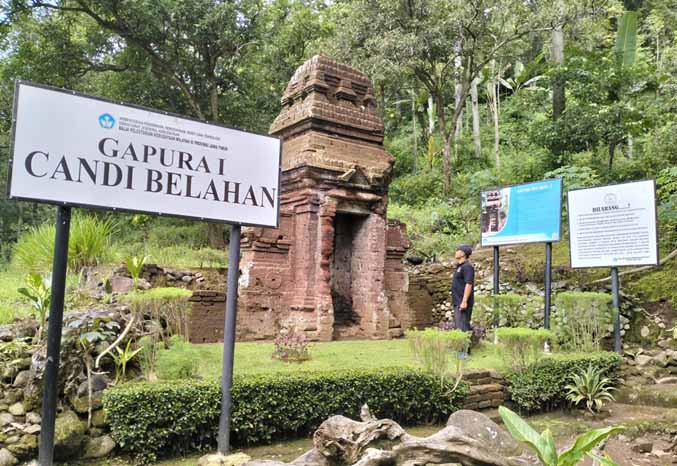BERSEJARAH: Astono, melihat kondisi Gapura 1 Candi Belahan. Gapura ini masih satu kesatuan dengan Petirtaan Belahan alias Sumber Tetek. (Foto: Rizal Fahmi Syatori/Jawa Pos Radar Bromo)