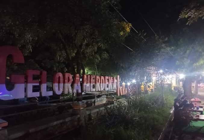 GELAP JIKA MALAM: Tampak depan area sekitar Gelora Merdeka Kraksaan saat malam hari. (Foto: Agus Faiz Musleh/Jawa Pos Radar Bromo)