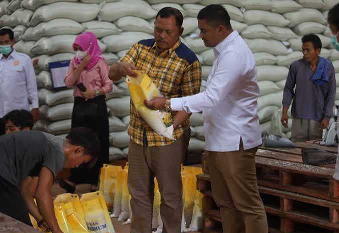 MASIH ADA: Strok beras yang ada di gundang Bulog Sub Divre Probolinggo. (Foto: dok Jawa Pos Radar Bromo)