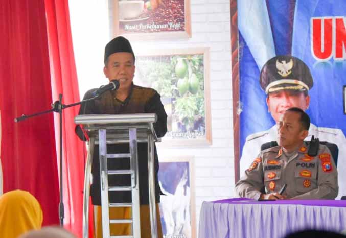 SELALU ISTIQOMAH: Wakil Bupati Pasuruan K.H. Abdul Mujib Imron dalam sebuah acara formal. (Foto: dok Pribadi)