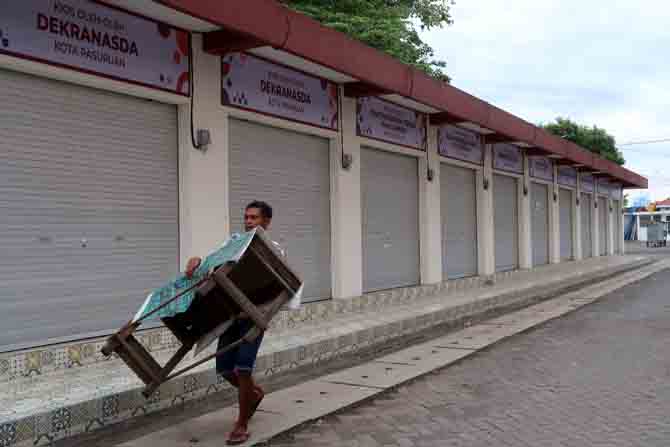 MASIH MASA PEMELIHARAAN: Kawasan sentra oleh-oleh yang dibangun di samping Mal Pelayanan Publik disiapkan untuk menarik wisatawan berbelanja usai berkunjung ke alun-alun dan Payung Madinah. (Mokhamad Zubaidillah/ Radar Bromo)