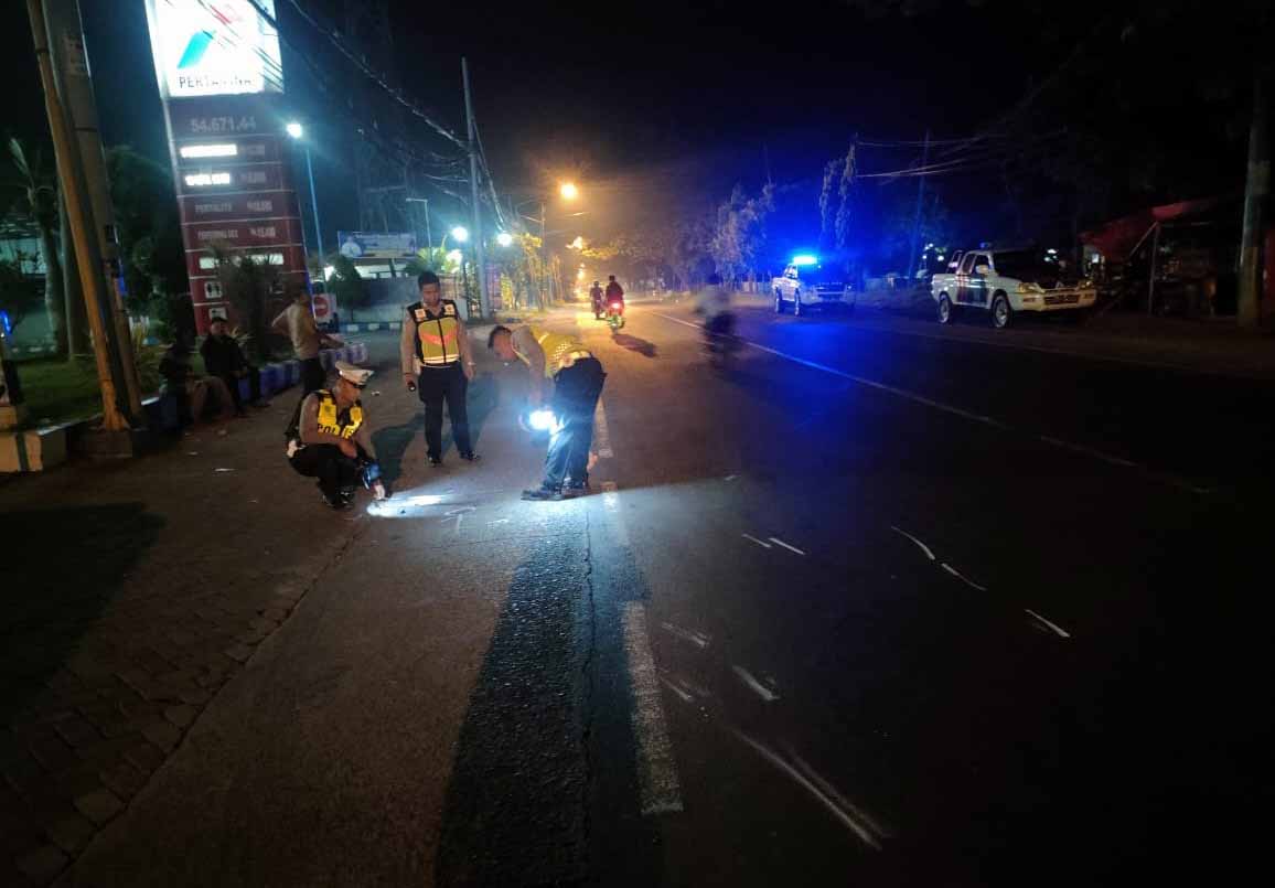 LOKASI KEJADIAN: Personel Unit Laka Satlantas menggelar olah TKP di Jalan raya Kejayan tepatnya di Tanggulangin, Jumat (21/4) malam. (Foto: Istimewa)