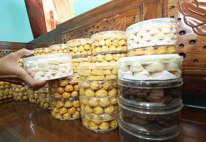 SIAPKAN PESANAN: Aliyah Nuraida menggarap kue pesanan konsumen. Menjelang Lebaran, pesanannya membeludak. (Foto: M Zubaidillah Jawa Pos Radar Bromo)