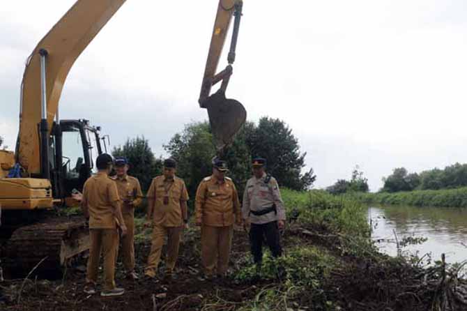 TINJAU LAPANGAN: Wabup Timbul Prihanjoko memantau normalisasi di Sungai Kedunggaleng Dringu. (Foto: Agus Faiz Musleh/Jawa Pos Radar Bromo)