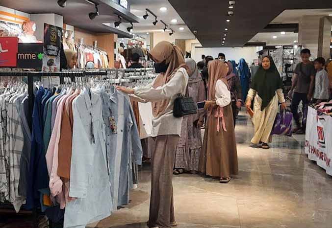 BURU PAKAIAN BARU: Sejumlah warga berburu pakaian baru di salah satu toko di Kota Probolinggo. (Foto: Fahrizal Firmani/Jawa Pos Radar Bromo)