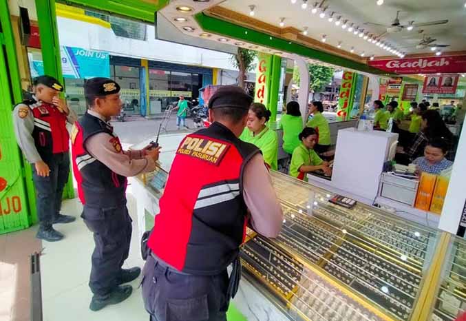 PASTIKAN AMAN: Anggota Polres Pasuruan berpatroli di wilayah Kecamatan Bangil, Rabu (12/4). (Foto: Iwan Andrik/Jawa Pos Radar Bromo)