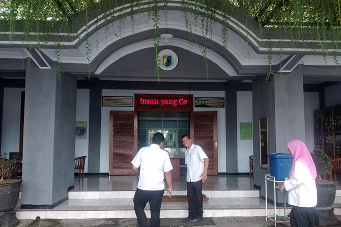 SUDAH MODERN: Tampak depan bangunan kantor di SMAN 1 Pasuruan yang sudah beberapa kali direhab. (Fuad Alyzen/Radar Bromo)