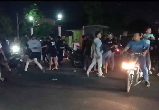 BIKIN GEMPAR: AKsi sejumlah orang yang terlibat kecelakaan di Kejapanan saat malam takbiran lalu. (Foto: Istimewa)