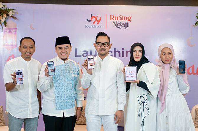 BIKIN IBADAH MAKIN MUDAH: Founder J99 Foundation Gilang Widya Pramana (tengah) menunjukkan Aplikasi Ruang Ngaji. (J99 for Radar Bromo)