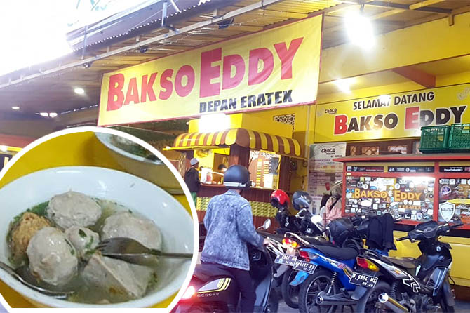 LANGGANAN ARTIS: Warung Bakso Eddy Depan Eratex di Jalan Soekarno-Hatta Kota Probolinggo ini sudah 25 tahun berdiri. Warung ini pun selalu ramai pengunjung. (Arif Mashudi/Radar Bromo)