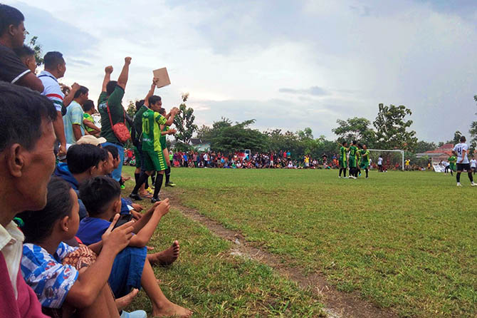 PERTAMA: Final Posoan Cup di Lapangan Segent. Liga tarkam ini pertama digelar yang digagas Kelurahan Sebani dan Gentong, Kecamatan Gadingrejo, Kota Pasuruan. (Muhamad Busthomi/Radar Bromo)