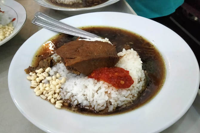 TURUN TEMURUN: Rawon Sakinah dibuat secara turun temurun menggunakan resep rahasia milik Sakinah, pendiri depot Rawon Sakinah di Bangilan, Kecamatan Pangungrejo, Kota Pasuruan. (Muhamad Busthomi/Radar Bromo)