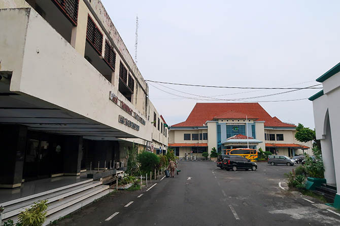 BERALIH FUNGSI: Eks kantor Pemkab Pasuruan yang kini beralih fungsi jadi kantor sekretariat sejumlah ormas. (Mokhamad Zubaidillah/Radar Bromo)