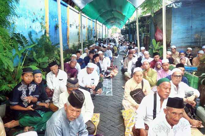 PENUH: Jamaah yang menghadiri haul Sayyid Hasan Sanusi atau Mbah Slagah, Sabtu (29/4). (Foto: M Busthomi/Jawa Pos Radar Bromo)
