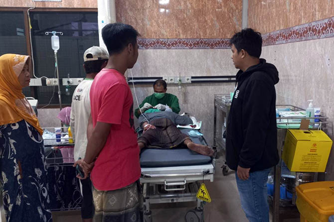 DIRAWAT: Korban AFA, 17, saat dirawat di RSUD dr. R. Soedarsono Kota Pasuruan setelah dibacok oleh orang tak dikenal, Rabu (12/4) pagi. (Istimewa)