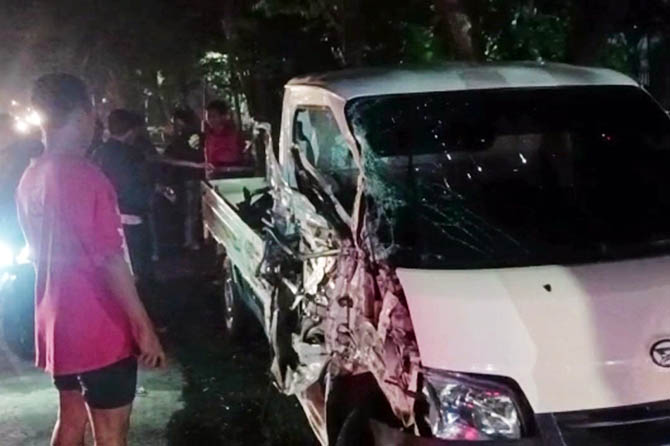 RINGSEK: Pikap rombongan Jamiyah Salawat Annabawi ringsek bodi sampingnya setelah tabrakan dengan sebuah truk milik TNI AD. (Istimewa)