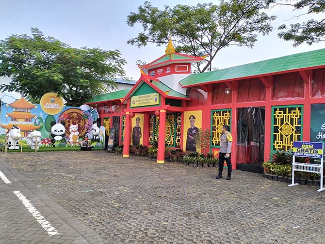 LENGKAP: Pemudik saat mampir di Pos Yan Polres Pasuruan. Mereka menyempatkan diri berswafoto di photo booth yang ada. (Rizal F. Syatori/ Radar Bromo)
