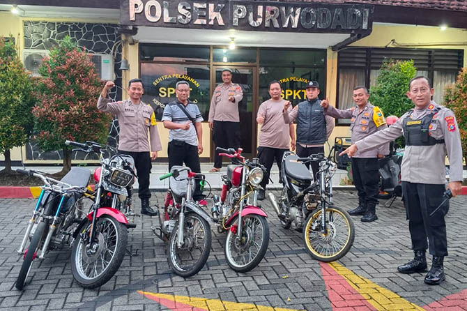 DIAMBIL USAI LEBARAN: Lima motor protolan yang diamankan dari hasil razia balap liar di Desa Gerbo, baru bisa diambil setelah Lebaran. (Polsek Purwodadi for Jawa Pos Radar Bromo)