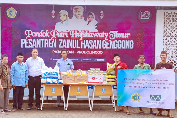 SAMBUT IDUL FITRI: Penyerahan paket sembako di Ponpes Zainul Hasan Genggong Probolinggo. (Istimewa)