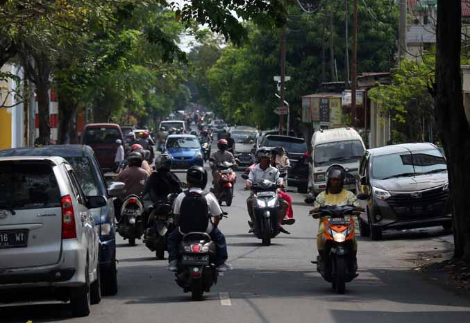 SEMPIT: Sejumlah kendaraan yang parkir di tepi Jalan KH Abdul Hamid saat sore hari. Banyaknya kendaraan yang parkir di tepi jalan ini kerap membuat arus lalulintas menjadi terhambat. (Foto : M Zubaidillah/Jawa Pos Radar Bromo)