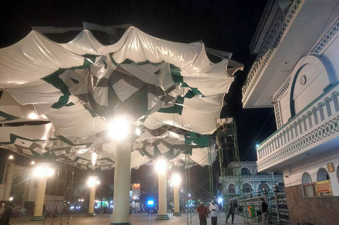 NYANGKUT: Payung Madinah di sisi pojok utara sempat nyangkut ke tembok masjid. Lalu, membran juga sobek. (Busthomi/Radar Bromo)