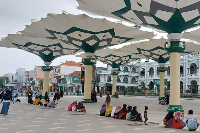 BIKIN BETAH: Payung Madinah di depan Masjid Jamik Al Anwar Kota Pasuruan ini makin ramai saat sore dikunjungi warga yang ngabuburit. (Muhamad Busthomi/Radar Bromo)