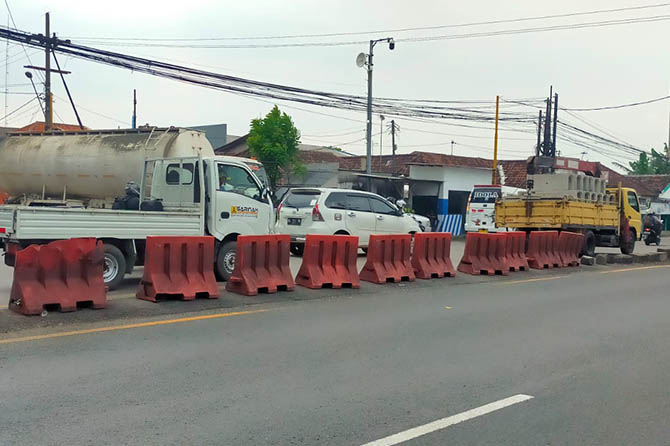 DIKAJI ULANG: Ruas simpang Tiga Kejapanan yang kini ditutup barikade. Rencana pembukaan barikade di penggal jalan itu kini terus dimatangkan. (Rizal Syatori/Radar Bromo)